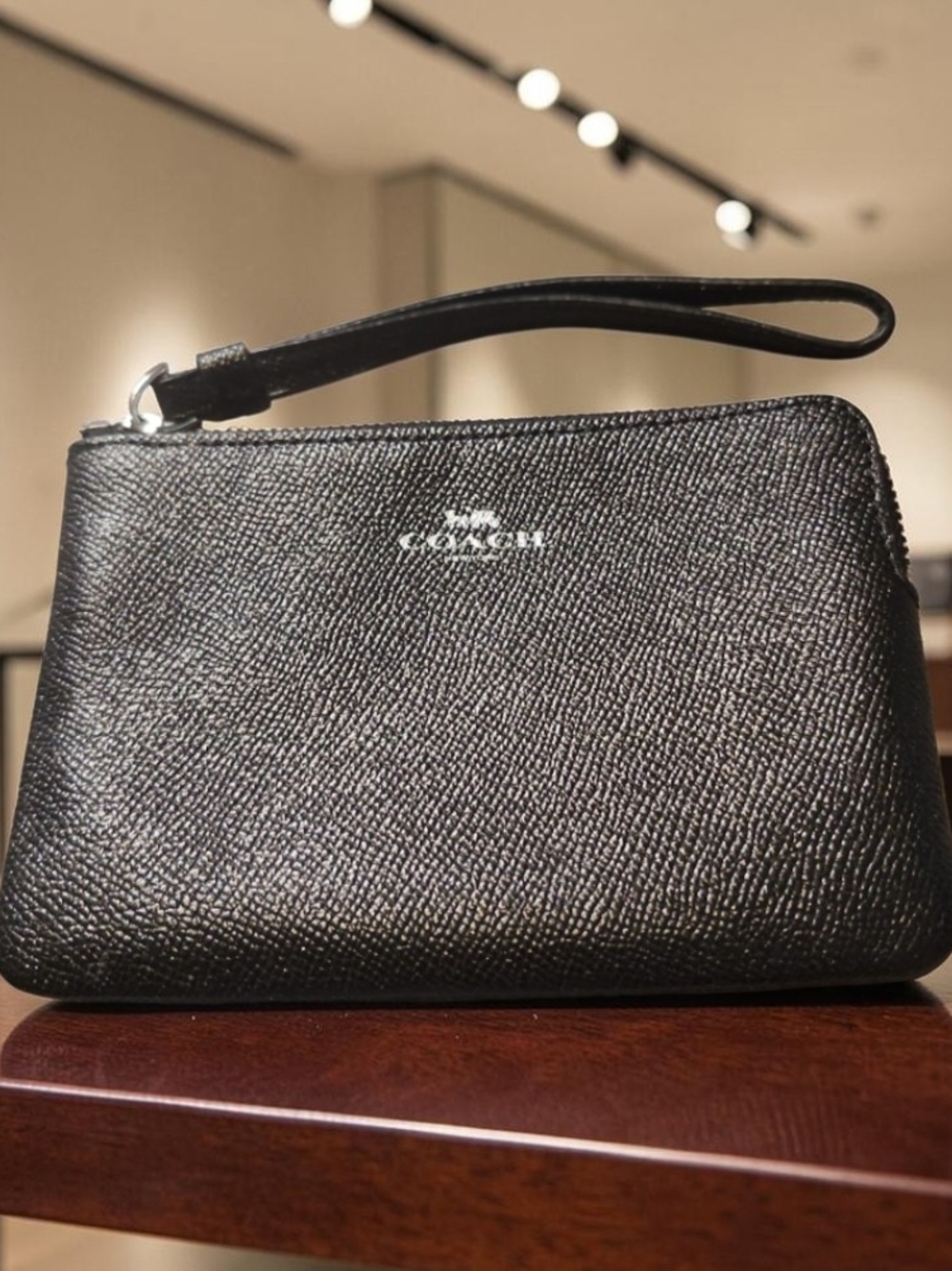 Coach Leather Corner Zip EUC - Picture 4 of 6